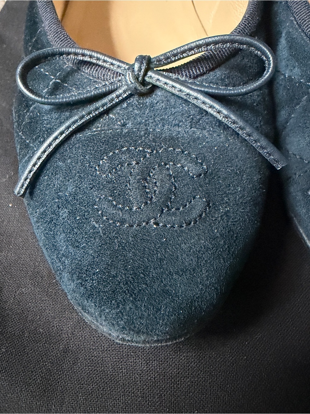 CHANEL Dark Navy Suede Quilted Ballet Flats with Bow - Picture 3 of 7